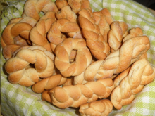 Rosquinha trançada de nata com coco fica igual a das padarias e é perfeita para seu café