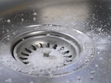 Despejar meia xícara de sal grosso no ralo da cozinha antes de dormir: por que especialistas em higienização recomendam