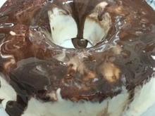 Pudim de sorvete com calda de chocolate