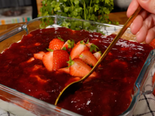 Mousse de leite ninho com morango na travessa: sobremesa cremosa É MUITO FÁCIL de fazer, nem vai ao forno!