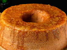 Bolo fofinho de laranja com calda perfeito para o café da manhã da mamãe (e da família toda)