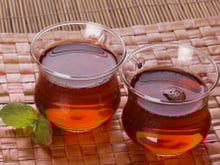 Planta tem 22 vezes mais cálcio que o leite de vaca: chá dessa folha fortalece os ossos e a imunidade