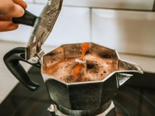 Como preparar o café perfeito em uma cafeteira italiana, segundo os princípios da química