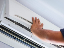 O que significa quando o ar-condicionado pinga água dentro do quarto?