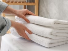 Adeus bicarbonato de sódio: nova tendência para deixar as toalhas e panos de prato branquinhos usa esse produto