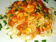 Macarrão com camarão e cogumelos 