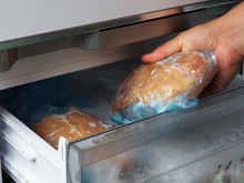 Tem um jeito certo de congelar frango temperado para ficar delicioso e suculento: descubra as dicas e nunca mais erre