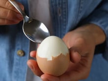 Como guardar ovos cozidos na geladeira? Faça desse jeito e eles podem durar uma semana sem perder a qualidade