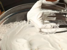 Receitas de confeitaria com esta batedeira planetária Oster com 44% de desconto no Prime Day