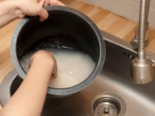 Você pode estar lavando o arroz do jeito errado: entenda quando isso ajuda e quando atrapalha a receita