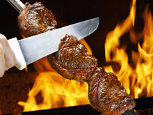 Nem limão, nem chimichurri: o ingrediente dos chefs para apimentar a carne grelhada eleva o churrasco a outro patamar