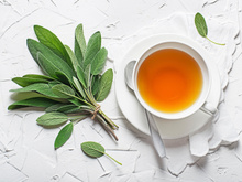 Chá de sálvia: para que serve essa bebida importante na saúde feminina?