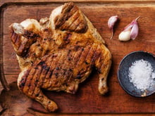 Frango inteiro na churrasqueira