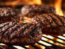 Adeus, hambúrguer seco: o ingrediente inesperado que deixa a carne muito mais suculenta e macia na grelha