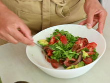 O erro comum na hora de preparar a salada que anula todos os benefícios dos vegetais