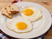 Nem precisa virar! O truque simples para o ovo frito ficar com a clara durinha e a gema mole
