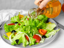 "Vai muito além do uso em saladas": esse é o jeito certo de usar o vinagre na cozinha segundo um chef de cozinha