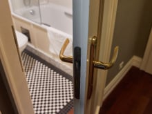 Será que é uma boa ideia deixar a porta do banheiro aberta depois do banho? Um especialista responde