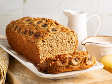 É só bater por 2 minutos no liquidificador e levar ao forno para fazer o bolo de banana mais fácil e fofinho para o café da tarde