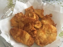 Peito de frango frito com farinha de trigo fácil e muito saboroso