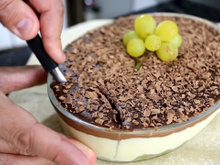 Bombom de uva na travessa fácil: cremoso, refrescante e perfeito para qualquer ocasião, é a sobremesa que sempre funciona