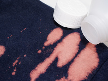 Mancha de água sanitária na roupa tem solução rápida com apenas um ingrediente, vem que eu te conto!