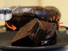 Bolo de chocolate fofinho e alto feito NA PANELA com apenas 3 ingredientes: o segredo é usar um biscoito bem famoso