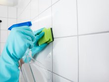 O truque simples para clarear o rejunte dos azulejos (só com dois ingredientes!) e deixá-los impecáveis sem esforço