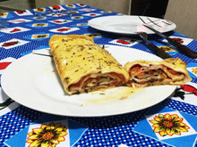 Rocambole de massa de pastel