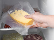 Nunca guarde esses tipos de queijo em potes plásticos e aprenda como conservar o alimento no lugar certo da geladeira (ou fora dela!)