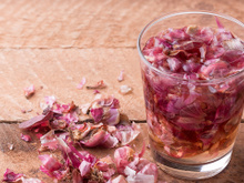 Coloque as cascas de cebola na água: o truque natural que quase ninguém conhece