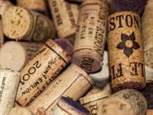 Por que os garçons dão a rolha do vinho para os clientes depois de abrir a garrafa?