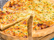 Sempre faço essa torta cremosa de queijo e cebola para o jantar quando quero uma refeição rápida e diferente