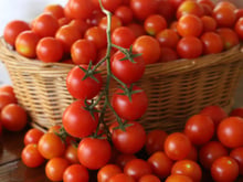 Os tomates ficarão doces como açúcar, e a colheita será farta em baldes: o que espalhar debaixo dos arbustos?