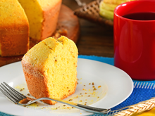 Esse bolo de flocão de milho não leva farinha de trigo e fica delicioso:a receita fácil do TudoGostoso para o café da tarde
