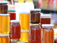 Poucos sabem qual é a diferença entre mel claro e escuro, mas elas podem mudar a receita completamente