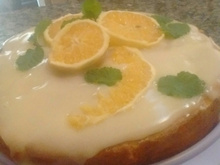 Bolo de laranja com cobertura de laranja.