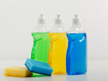 Com quantos anos você descobriu que cada cor de detergente tem uma finalidade na cozinha?