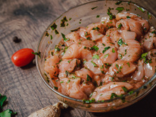 Por que é essencial temperar peito de frango ou lombo suíno dessa forma?