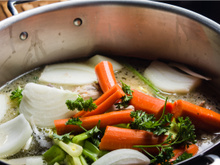 Caldos caseiros: como fazer caldo de frango, de legumes, de carne e de peixe