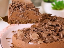 Essa torta gelada de chocolate de apenas 5 ingredientes não pode faltar na Páscoa da minha família: cremosa e fácil de fazer, todo mundo pede mais um pedaço