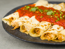 Muito além da coxinha: 4 ideias de receitas que aproveitam o frango desfiado de um jeito diferente