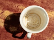 O truque simples que tira manchas de café ou chá das canecas brancas