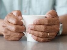 Multimilionária com apenas 11 anos: menina inventa caneca especial para auxiliar avô com doença de Parkinson