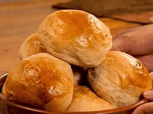 Nada supera um pão de batata caseiro quentinho com manteiga derretendo no lanche da tarde com um café coado