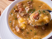 Sopa de mandioca e carne