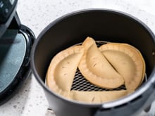 Receita de pastel saudável na air fryer para o lanche: veja como fazer e opções de recheios deliciosos