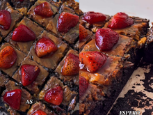 Esse brownie com doce de leite e morangos parece sobremesa de confeitaria, mas é fácil de fazer em casa
