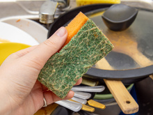 Adeus esponja suja, fedor na geladeira e borracha amarelada no tênis: 3 dicas simples que aprendi com a professora de química Fernanda Garcia