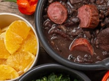 Por que recebemos uma fatia generosa de laranja na feijoada?